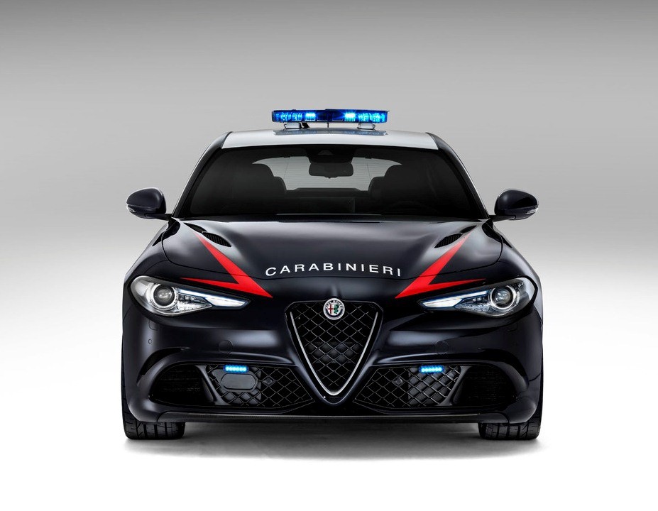 Итальянские полицейские пересаживаются на Alfa Romeo Giulia - «Alfa Romeo»