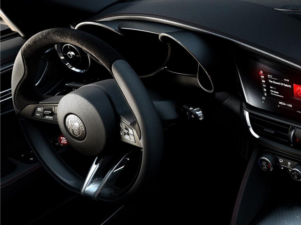 Alfa Romeo показала интерьер самой мощной версии седана Giulia - «Alfa Romeo»