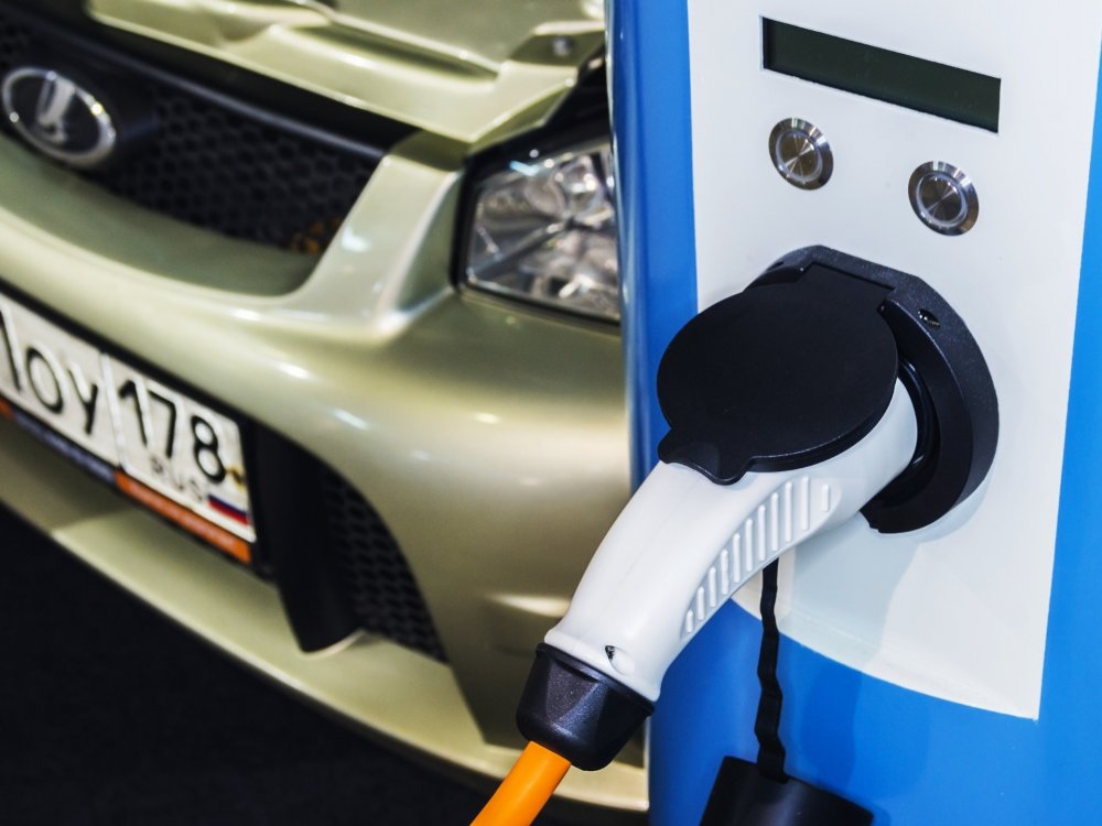 Делай зарядку: что мешает развитию электромобилей в России - «Интервью»