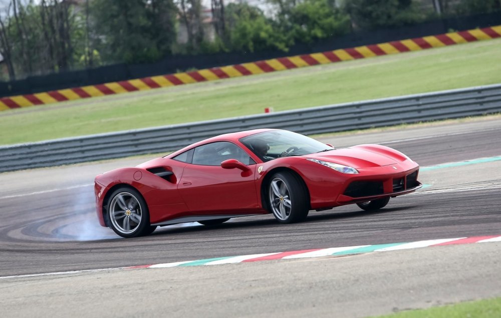 Ferrari разрабатывает соперника для Porsche 911 GT2 и McLaren 720S - «Ferrari»