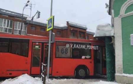 В Казани автобус врезался в мечеть - «ГИБДД»