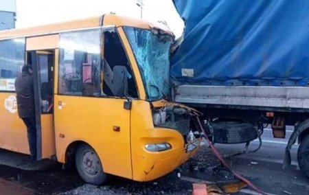 В Киеве маршрутка с пассажирами на скорости врезалась в грузовик - «ДТП»