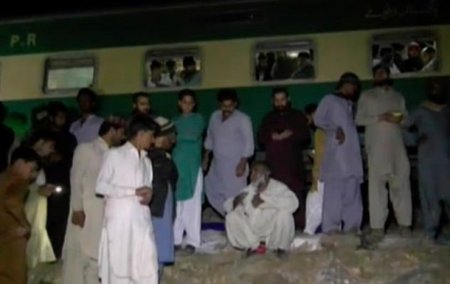 В Пакистане поезд протаранил автобус: 30 жертв - «ДТП»