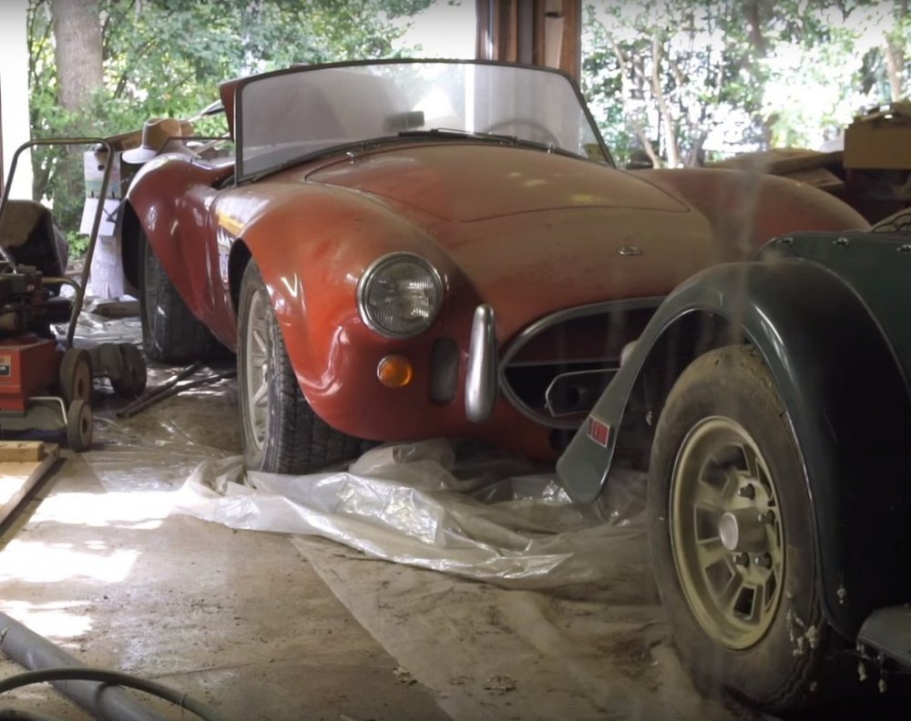 В заброшенном гараже нашли спорткары на миллионы долларов - «Ferrari»