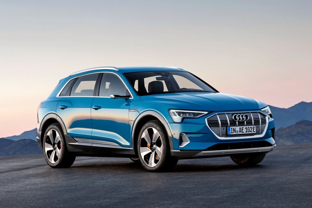 Зов предков: Audi e-tron пугает владельцев бензиновыми глюками - «Автоновости»