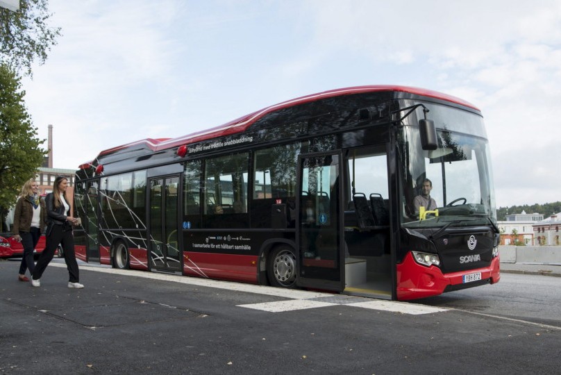 Запущена первая автобусная сеть с функцией беспроводной зарядки на остановках - «Scania»