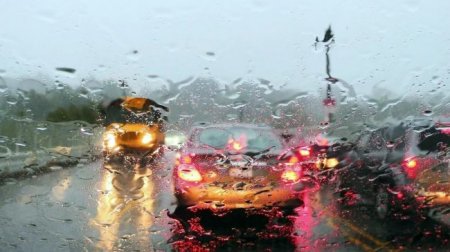 Автомобилистам напомнили, как водить машину во время весенних дождей - «Автоновости»