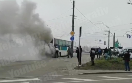 На проспекте Победы в Киеве горит рейсовый автобус - «ДТП»