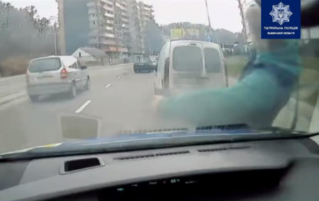 Оштрафованный водитель бросился на авто полиции - «ДТП»
