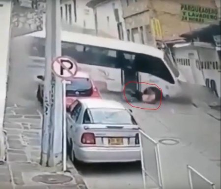 Пассажир выпал из покатившегося под уклон микроавтобуса - «Автоновости»