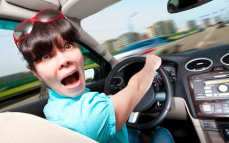 Почему женщины-водители путают педали газа и тормоза? - «Автоновости»