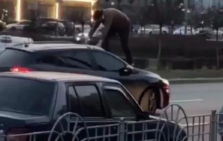 В Киеве таксист забрался на крышу движущегося авто - «ДТП»