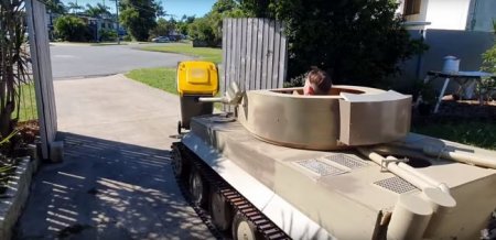 Боясь заболеть, австралиец вывозит мусор на мини-танке - «Автоновости»