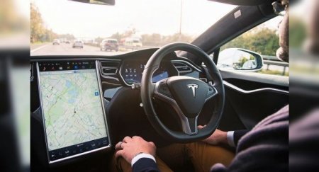 Что произойдет, если выйти из едущей на автопилоте Tesla? - «Автоновости»
