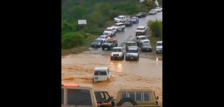 Чудо взаимовыручки: Пикап помог внедорожнику выбраться из воды - «Автоновости»