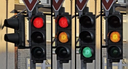 Российские светофоры научат сообщать о пешеходах за поворотом - «Автоновости»