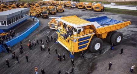 Сколько нужно денег чтобы заправить БелАЗ-75710 самый большой грузовик планеты? - «Автоновости»