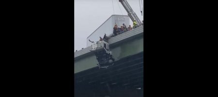 Спасатели вытащили водителя из повисшего на мосту грузовика - «Автоновости»