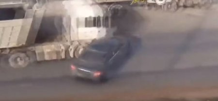 В Саудовской Аравии дрифтующий водитель врезался в самосвал - «Автоновости»