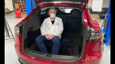 В Tesla видеоблогер установил третий ряд сидений - «Автоновости»