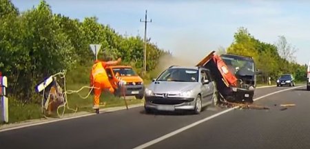Дорожный рабочий увернулся от летящих на него машины и косилки - «Автоновости»