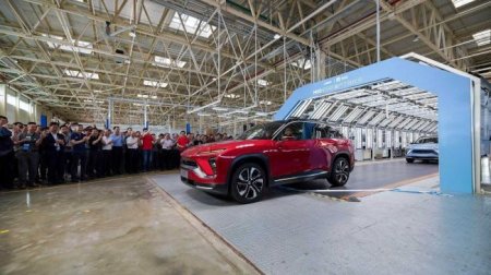 Электромобиль FAW Toyota сошел с конвейера в Северном Китае - «Автоновости»