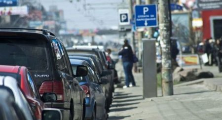 Какой автомобиль должен уступить дорогу на парковке — въезжающий или выезжающий? - «Автоновости»