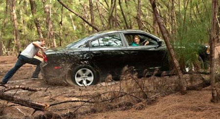 Несколько ошибок водителей, когда автомобиль застрял в грязи - «Автоновости»
