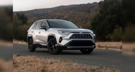 Toyota RAV4 пролетела через двор и едва не взорвалась во время аварии - «Автоновости»