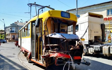 В Одессе трамвай протаранил фуру - «ДТП»