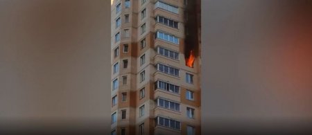 Жители Ленобласти на руках перенесли машину, чтобы открыть пожарным дорогу - «Автоновости»