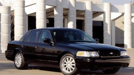 На Ford Crown Victoria установили 27-литровый мотор от танка - «Автоновости»