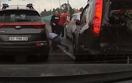 Опубликовано видео наезда авто на полицейскую в Киеве. 18+ - «ДТП»