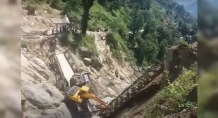 Перегруженный самосвал обрушил мост в горах - «Автоновости»