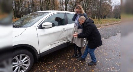 Пешеход ударил машину автохама, который ехал по тротуару: Что ему за это будет? - «Автоновости»