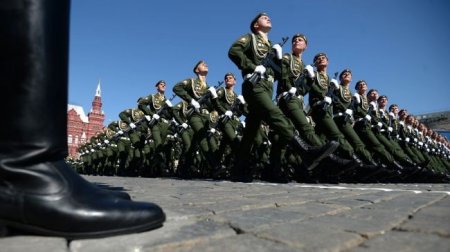 Солдат разбил стекло машины ФСО перед парадом на Красной площади - «Автоновости»