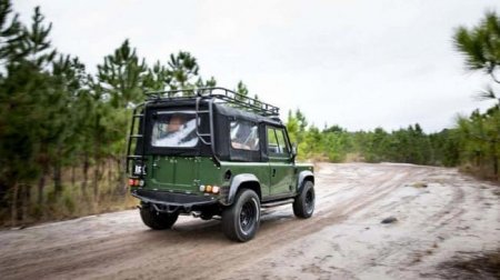 Старый Land Rover Defender 90 получил 6,2-литровый V8 от Corvette - «Автоновости»