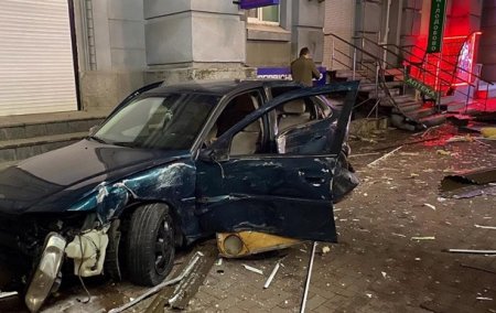 В Киеве автомобиль на скорости протаранил киоски - «ДТП»