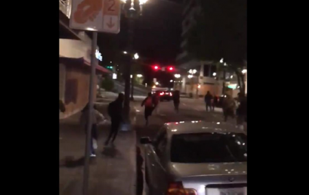 В США на видео сняли таран толпы автомобилем - «ДТП»