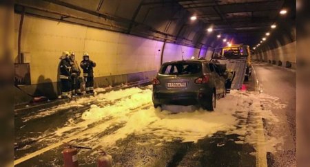 Вместо огнетушителя схватили камеру. Водители из-за горящего авто застряли в московском тоннеле - «Автоновости»