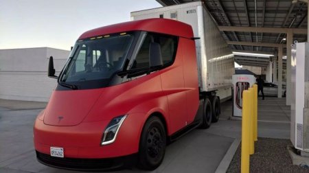 Электрический грузовик Tesla Semi набрал 100 км/ч за 5 секунд - «Автоновости»