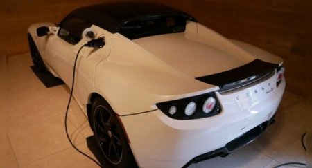 Последний выпущенный экземпляр Tesla Roadster выставлен на продажу за 100 млн рублей - «Автоновости»