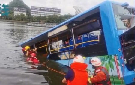 В Китае при падении автобуса в водохранилище погиб 21 человек - «ДТП»