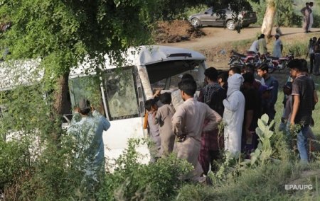 В Пакистане поезд врезался в автобус с паломниками: 29 погибших - «ДТП»