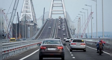 Автомобильное движение по Крымскому мосту увеличилось почти в три раза после открытия туристического сезона - «Автоновости»