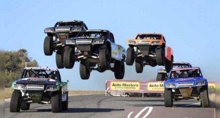 Лучшие моменты безумных гонок чемпионата Stadium Super Trucks - «Автоновости»