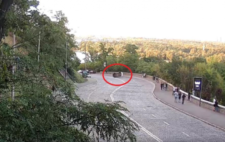 На видео попало опрокидывание авто в центре Киева - «ДТП»