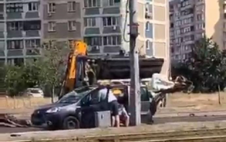 В Киеве экскаватор ударил ковшом по крыше авто - «ДТП»