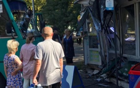 В Киеве маршрутка протаранила торговый павильон - «ДТП»