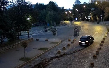 В Киеве пьяный на Lexus снес бетонные клумбы - «ДТП»